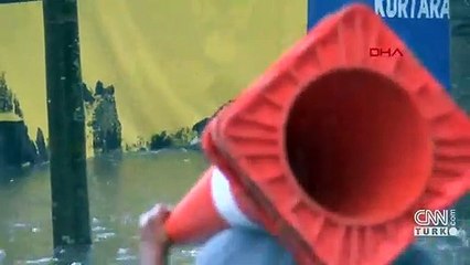 Topkapı'da su birikintisinde kedinin çırpınışları... Ölümden kurtaran yardım