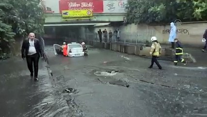 İSTANBUL - Bayrampaşa - Mahsur kalan araç kurtarıldı (10)