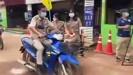 ศรีสะเกษ ครู ร.ร.บ้านตูมสู้ภัยโควิด-19 นั่งรถ จยย.พ่วงข้างนำใบงานไปแจกให้นักเรียนถึงบ้าน