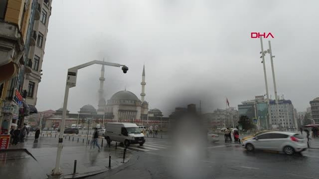 TAKSİM'DE YAĞMURA HAZIRLIKSIZ YAKALANANLAR ISLANDI