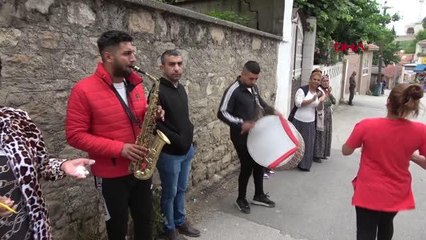 SPOR Milli takıma seçilen güreşçiye, davullu lokumlu karşılama