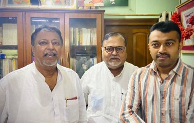 পার্থ চট্টোপাধ্যায়ের মায়ের মৃত্যুতে সমবেদনা জানাতে তাঁর বাড়িতে যান মুকুল রায়