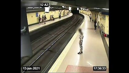 Agentes de la Policía Municipal rescatan a una mujer de las vías del Metro