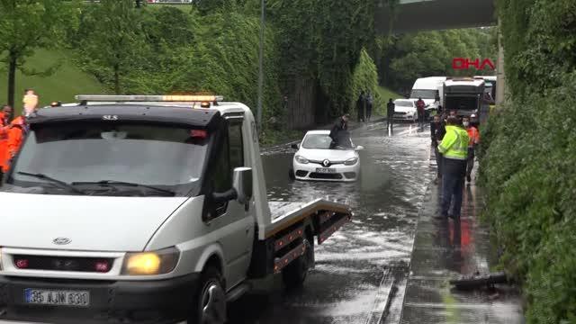 OTOMOBİLİN ÜSTÜNDE OTURUP KURTARILMAYI BEKLEDİ...