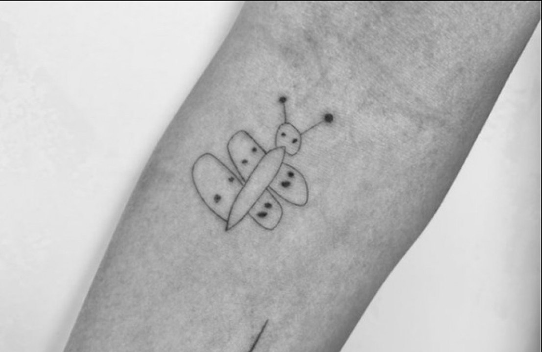 Chrissy Teigen enthüllt neues Tattoo, handgezeichnet von Tochter Luna
