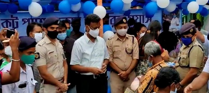 কলকাতা পুলিশ এবং রাজ্য সরকার যৌথ উদ্যোগে ত্রাণ শিবিরের আয়োজন | Oneindia Bengali