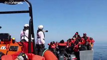 Lampedusa scoppia: nella notte arrivati 634 migranti (nel centro di accoglienza sono 1.367)