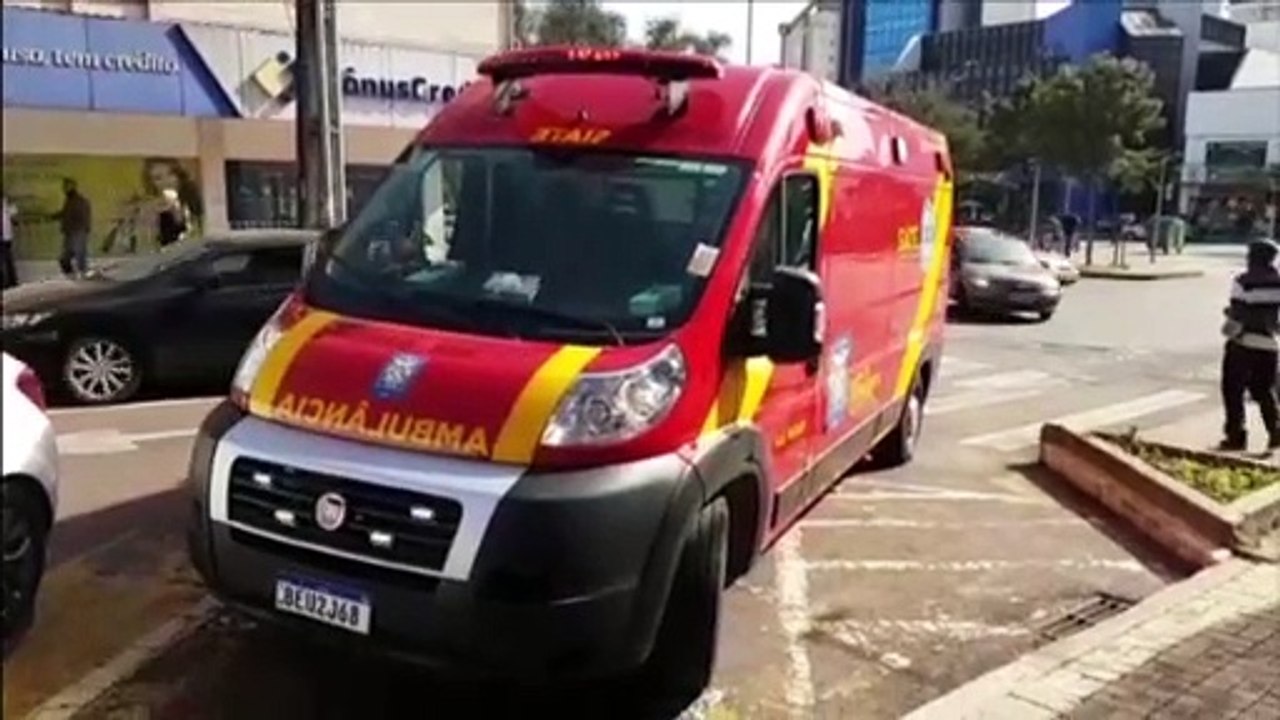 Idosa de 79 anos passa mal e cai na calçada, no Centro de Cascavel