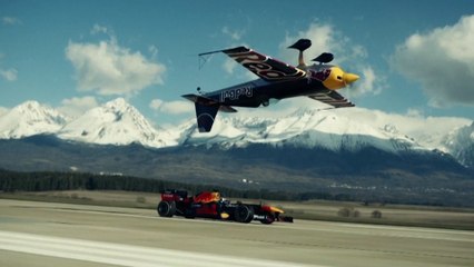 La cascade incroyable d’un avion surplombant une F1 Red Bull