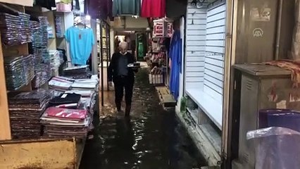 İZMİR - Sağanak su baskınlarına neden oldu (2)