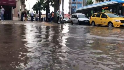 İZMİR - Sağanak su baskınlarına neden oldu