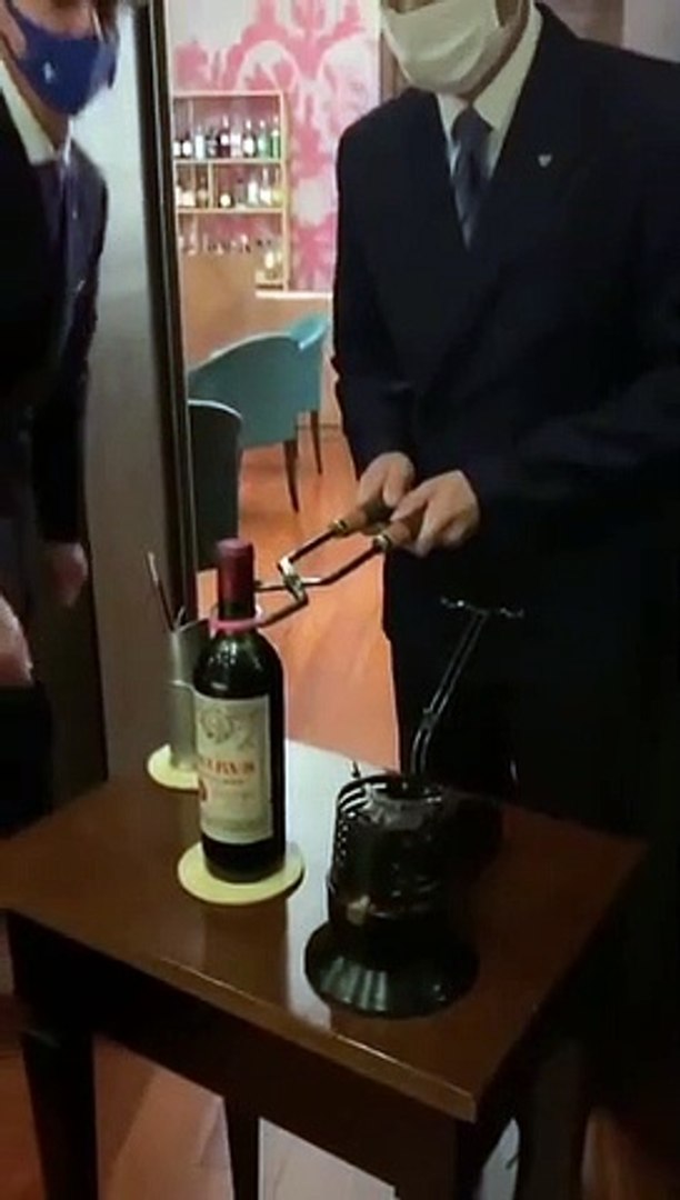 Voilà comment on ouvre une bouteille de vin Château Petrus de 1961 à 12000  dollars ! Du grand art - Vidéo Dailymotion