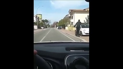 Il se prend la gamelle de sa vie en trottinette électrique