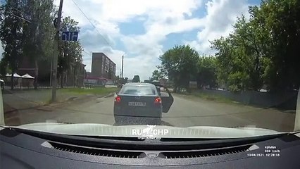 Toujours regarder des 2 côtés en traversant