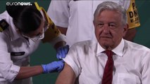MÉXICO | AMLO se pone la segunda vacuna contra la COVID y da las gracias a su epidemiólogo jefe