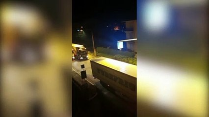 Скачать видео: Caos autostrade in Liguria, tir in fila di notte sulla statale