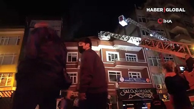 Yangın binalara sıçradı, mahalleli sokağa döküldü