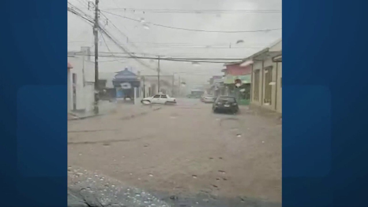 Lluvias de esta tarde generaron inundaciones en Cartago