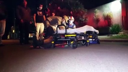 Motociclista sofre queda ao passar por monte de pó de pedras na Rua Natal