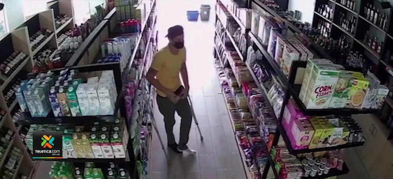 tn7-Video sujeto-en-muletas-se-metió-a-robar-a-supermercado-150621