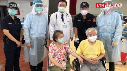 85歲視障婦陪92歲失智身障夫施打疫苗 鶼鰈情深畫面令人動容 (警方提供)