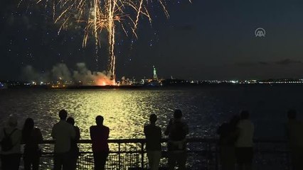 New York'ta büyük ölçüde kaldırılan Kovid-19 kısıtlamaları havai fişeklerle kutlandı