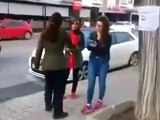 Broşür dağıtan AK Partili kızlara saldırı