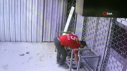 Önce tozunu süpürdü, sonrada demir tezgahı sırtlayıp götürdü...Hırsızlık anı kameralara yansıdı