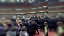 Pakistan Meclisi'nde gerginlik! Taraflar birbirine girdi, bütçe defterleri havada uçuştu