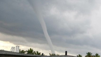 Скачать видео: Antalya’da korkutan hortum kamerada