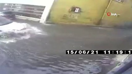 Aracıyla hızla girdiği su birikintisinde mahsur kaldı