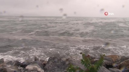 Marmara'da lodos, müsilajı kıyıya itti