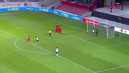 Kendi kalesine öyle bir gol attı ki... Dünya onu konuşuyor