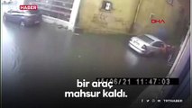 Su baskınında mahsur kalan araçlarını iterek kurtardılar