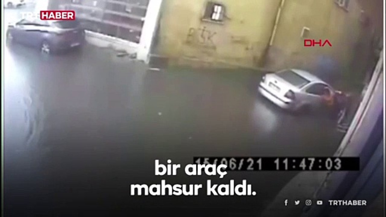Su baskınında mahsur kalan araçlarını iterek kurtardılar