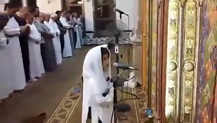 Küçük imamı izleyince hayran kalacaksınız...