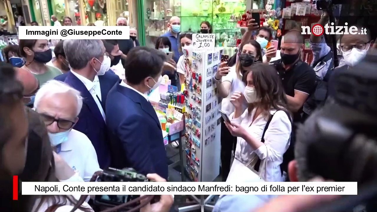 Napoli, Conte presenta il candidato sindaco Manfredi: bagno di folla per l'ex premier