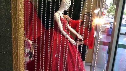 Salgın sonrası gelin olmak isteyen genç kızlar, gösterişli gelinliklere ilgi gösterdi