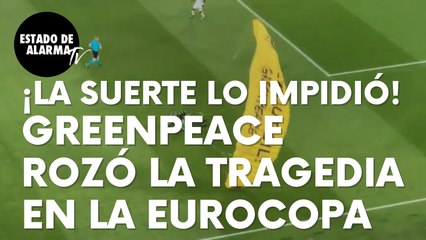 Un activista de Greenpeace roza la tragedia en la Eurocopa tras tirarse en paracaídas