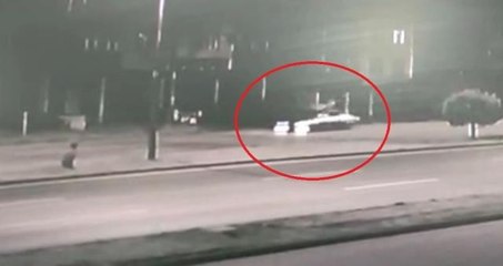 Son dakika... Otomobilin bisikletiyle işe giden şahsa çarpıp metrelerce savurduğu feci kaza kamerada