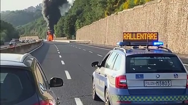 Autostrada A1 bloccata: l'incendio del camion è spaventoso