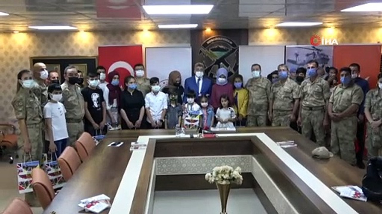 Van’da güvenlik korucusu ve ailelerine kitap dağıtımı