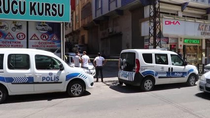 Son dakika gündem: GAZİANTEP ÜST ARAMASI YAPMAK İSTEYEN POLİSİ BIÇAKLADI, AYAĞINDAN VURULARAK YAKALANDI