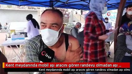 Kent meydanında mobil aşı aracını gören randevu olmadan aşı olmaya koştu