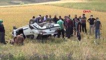 YOZGAT VİRAJA HIZLI GİREN OTOMOBİL TARLAYA DEVRİLDİ; SÜRÜCÜ ÖLDÜ, EŞİ YARALANDI