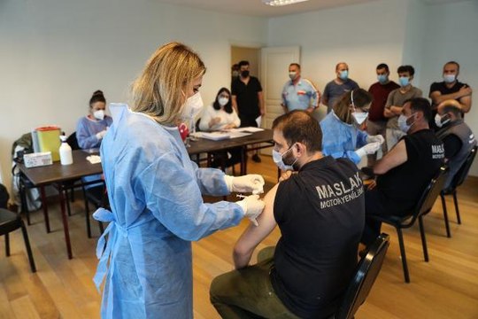 MASLAK OTO SANAYİ SİTESİ'NDE MOBİL EKİPLER KORONAVİRÜS AŞISI YAPMAYA BAŞLADI