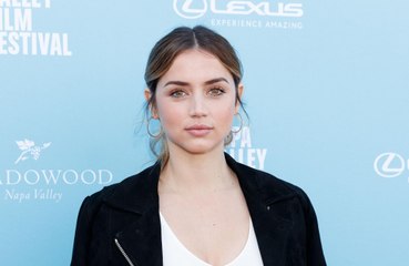 Ana de Armas está namorando executivo do Tinder