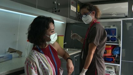 İZMİR - Mobil ekipler, organize sanayi bölgelerinde çalışanlara Kovid-19 aşısı yaptı