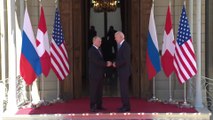 Joe Biden et Vladimir Poutine se serrent la main avant le début de leur premier sommet à Genève