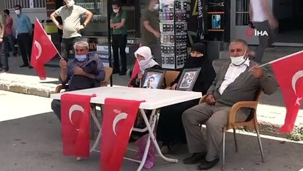 Muşlu annelerin HDP önündeki eylemi sürüyor